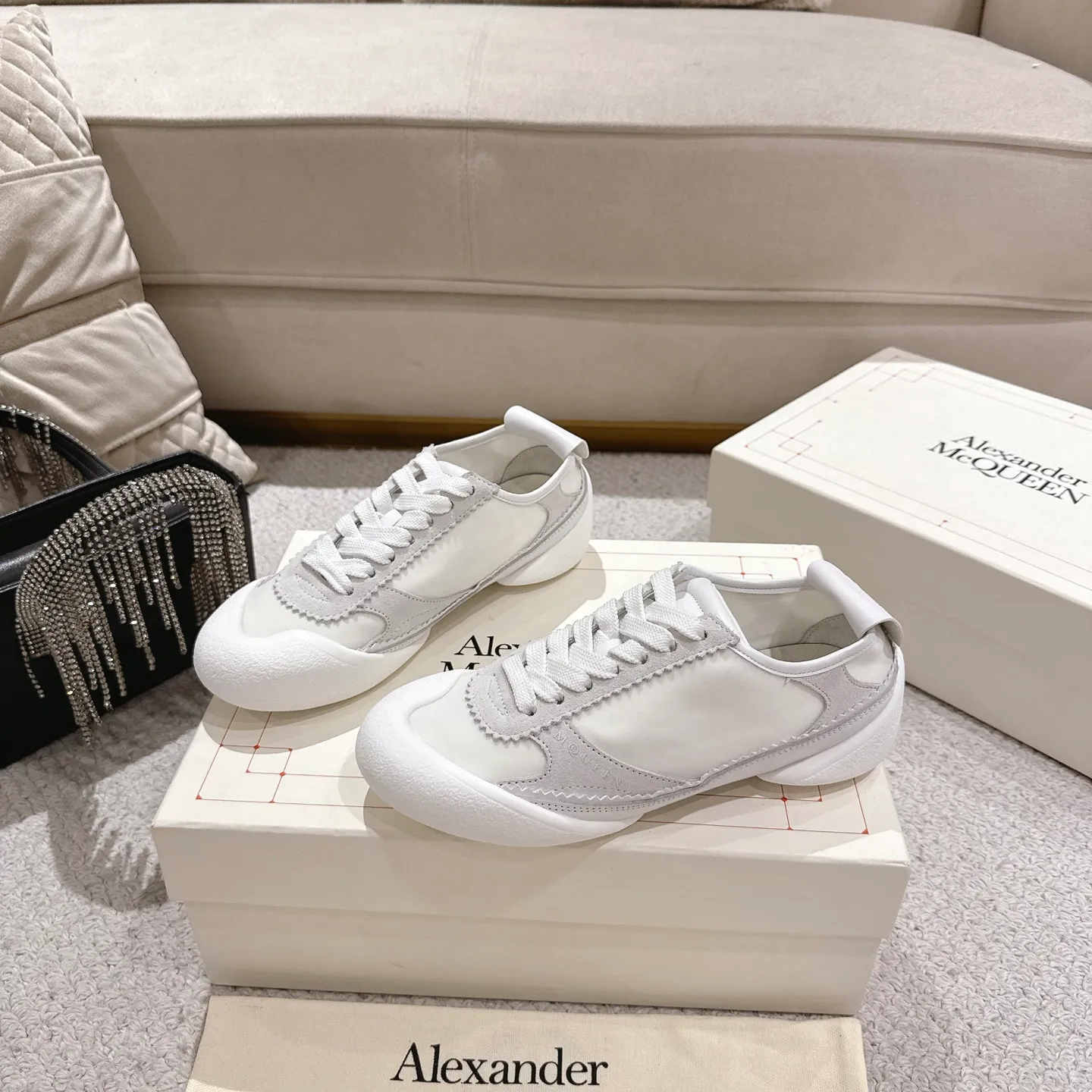👟👟Ex-factory price 600👟👟 Men's size +10 2025 McQueen's new AIexanderMcQUEEN✅ The original quality has been certified! The original version is reproduced 1:1, and the latest lace-up casual shoes are released simultaneously. • McQueen logo • Round toe box • Lightweight segmented sole design, made of imported stretch breathable fabric + grained cowhide, soft inner lining and insole, comfortable for walking and not stuffy on the feet. Five colors: black/white·white·off-white·black/brown·yellow Fabric: grained cowhide + stretch fabric + cow suede Insole: imported sheepskin Women’s model: 35–40 (40 for women is not returnable) Men’s model: 39–45 (45 for men is not returnable)